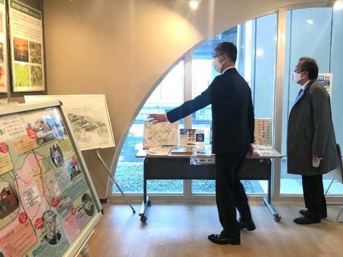 震災に関する双葉町のパネルが展示されている部屋で双葉町長へ質問をしている市長の写真