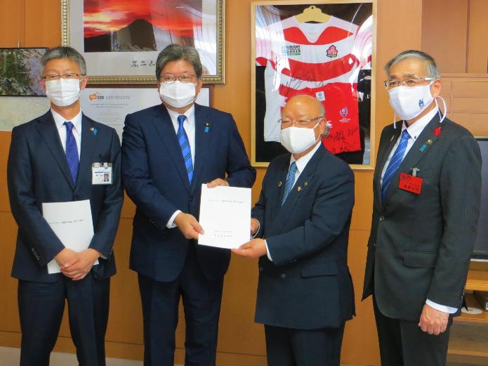 市長と新潟県市長会役員が、萩生田大臣に要望書を手渡している写真