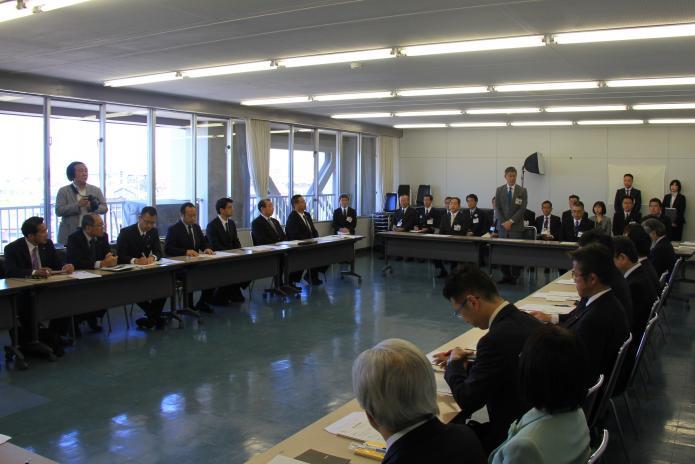 大会議室に集まった市議会議員の皆さんと市長、副市長、教育長ほかの写真
