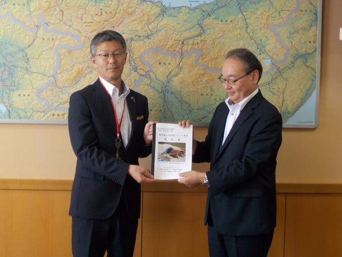 北陸地方整備局の吉岡局長に要望書を手渡す櫻井市長の写真