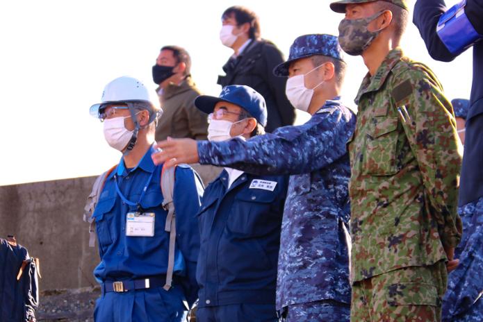 防災服を着用した花角県知事と市長が、自衛隊の方から説明を受けている写真