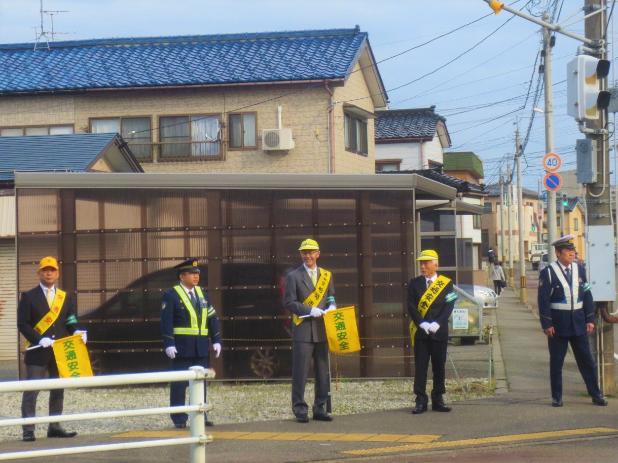 四谷の交差点にて、市長、柏崎警察署長、安全協会会長らが黄色い帽子と交通安全の黄色い旗を持ち、街頭立哨している