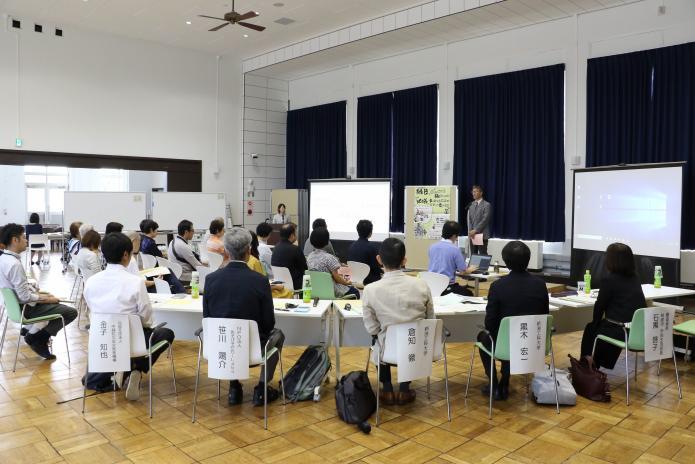 公開審査会であいさつをする市長の写真