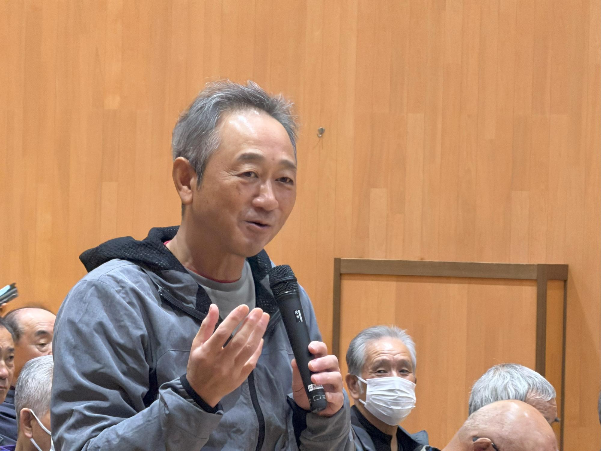 写真：市長に質問をする男性住民