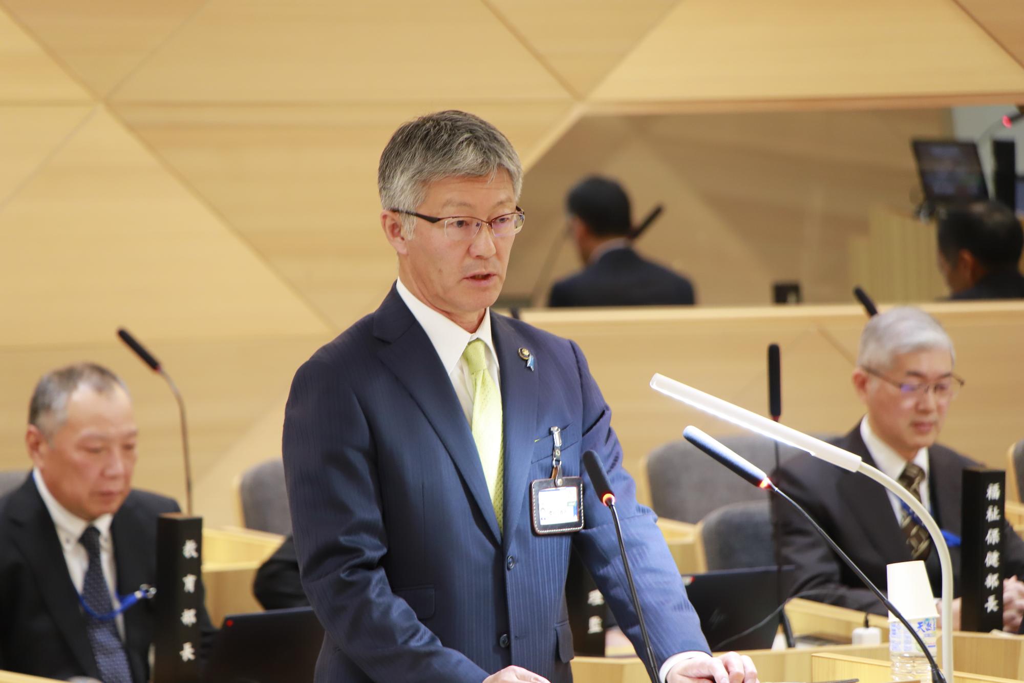 写真：施政方針演説をする市長