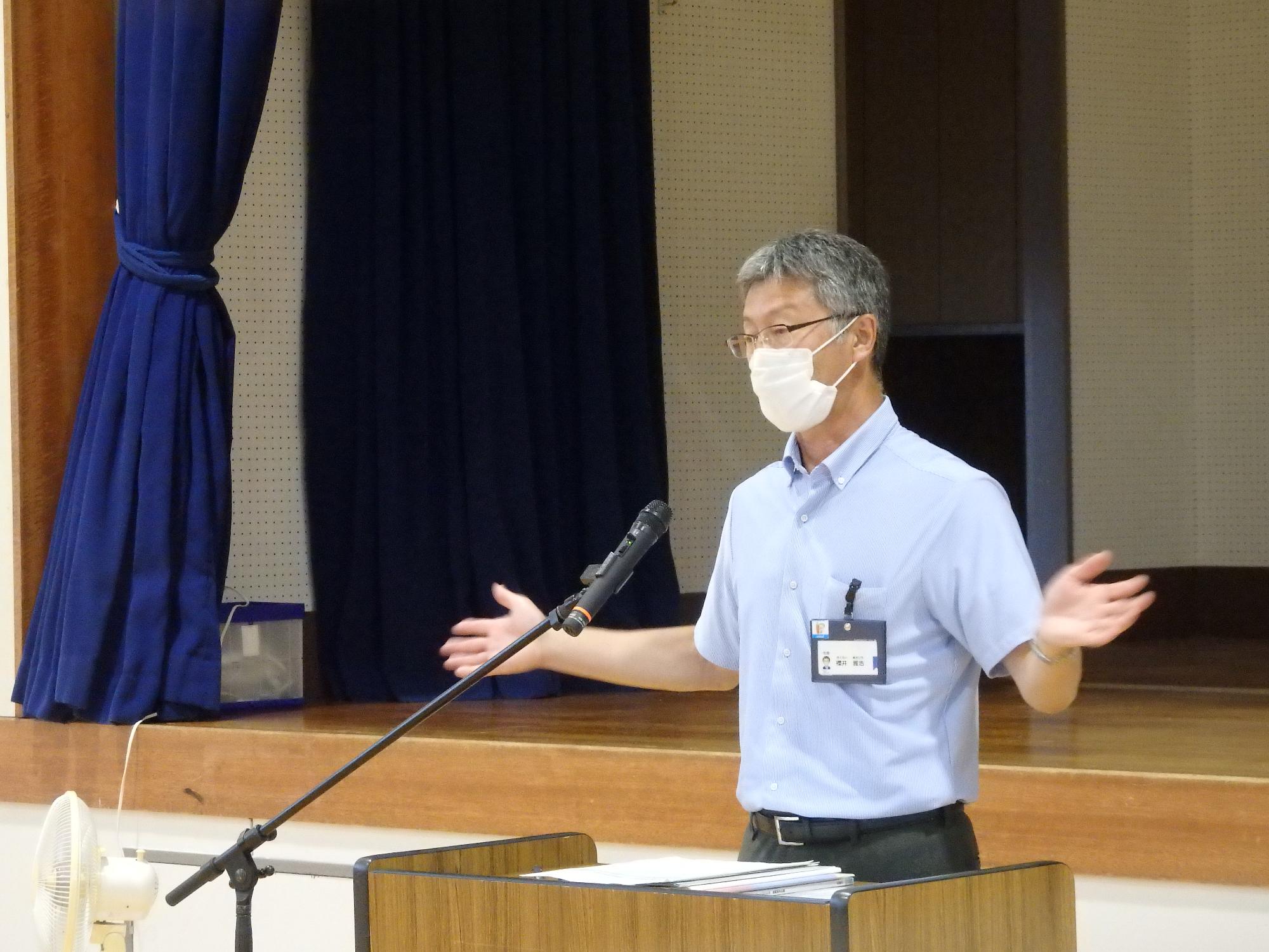 写真：手を広げて説明する櫻井市長