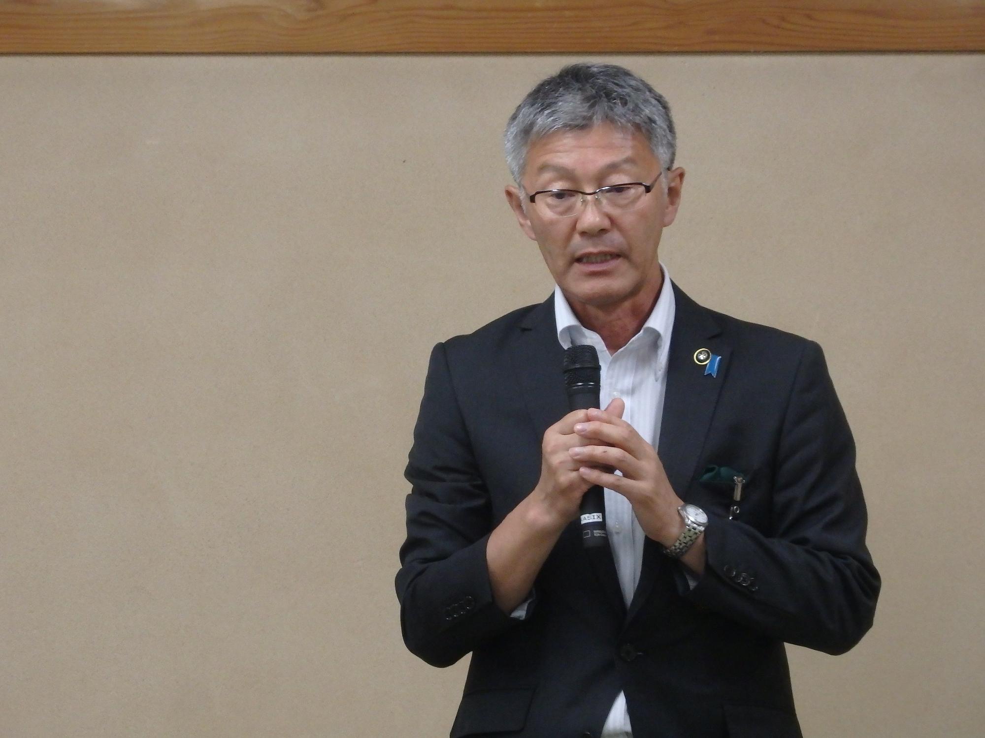 写真：マイクを持って説明する櫻井市長