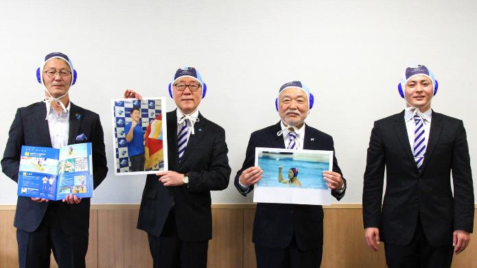 青い水球帽子を被り、左から順に市長、学長、理事長、監督が並んでいる写真