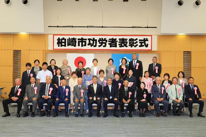 市長と議長と市功労者表彰者の集合写真