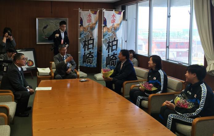 水球女子日本代表の監督・選手らと歓談する市長と教育長の写真