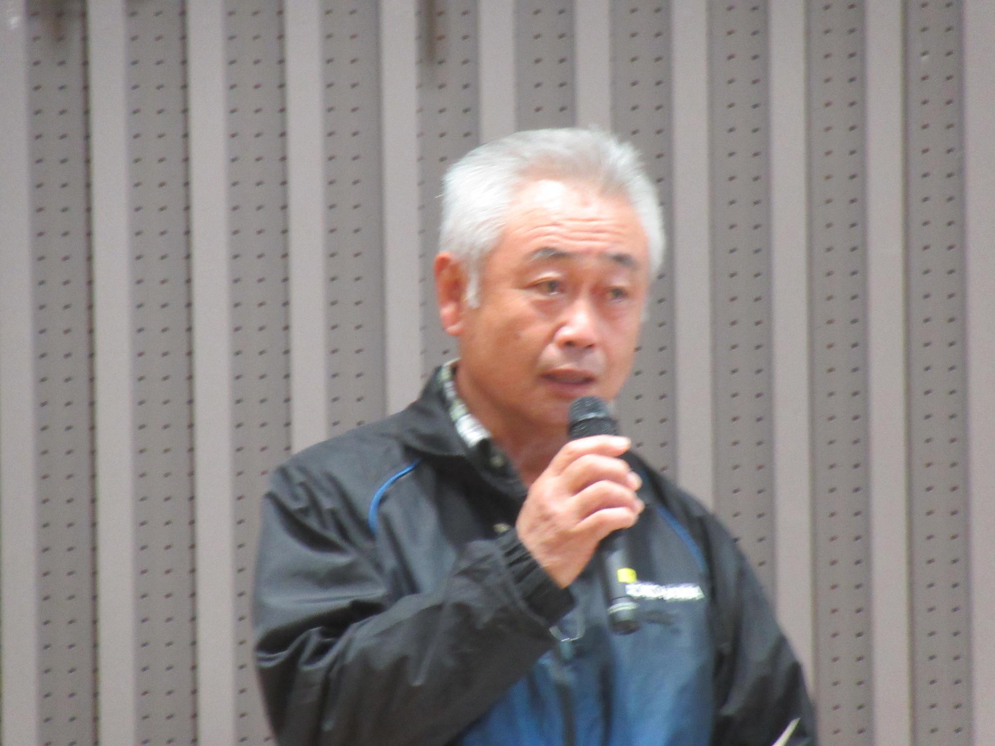 写真：市長に質問をする男性住民