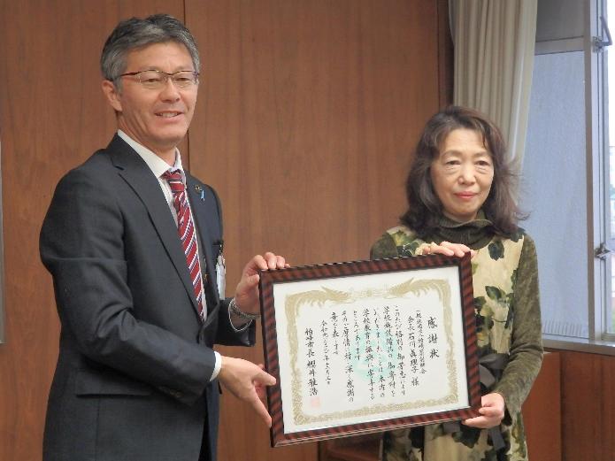 感謝状を挟んで立つ櫻井市長と柏崎市薬剤師会の石川会長の写真