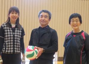 写真：真ん中にボールを持った男性・村山さんが写っています。その両脇にはワンバウンドバレーボールを一緒に楽しむ2人の女性が写っています。