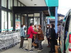 写真：地域にあるスーパーマーケットで利用者の買物支援をするボランティアスタッフ