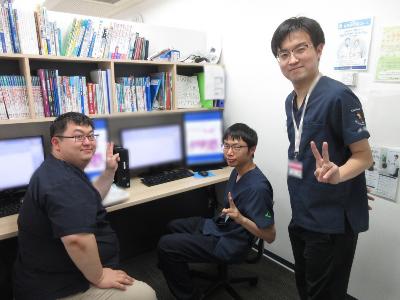 写真：柏崎総合利用センターで臨床研修に取り組む3人の若手医師たち
