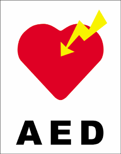 赤いハートに稲妻の図案、図の下にはアルファベットで大きくAEDと表示されたステッカー