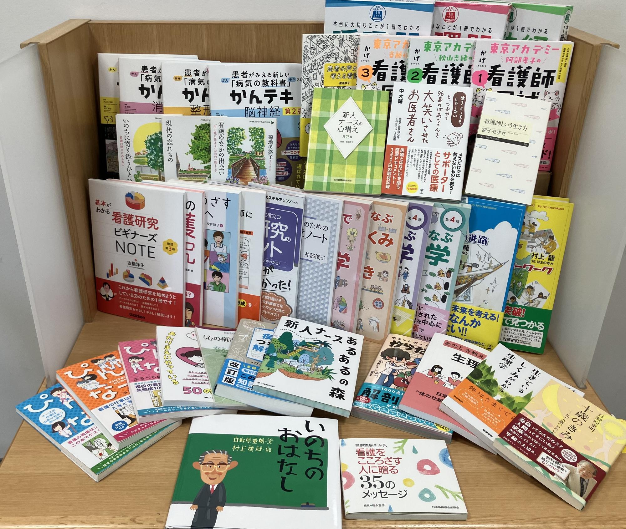 写真：令和7年度に購入した40冊以上の図書が並んでいます