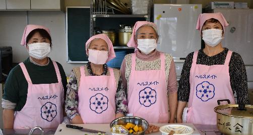 松波地区で活躍する食生活改善推進員が4人並んだ写真