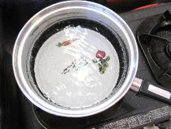 鍋に皿と水を入れている写真