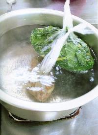 写真：熱湯の中に材料の入ったポリ袋を入れ、過熱しているところ
