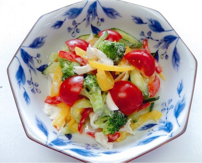 トマトやブロッコリー、パプリカなどの夏野菜と発酵食品を使ったカラフルなサラダの写真