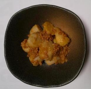 黒い小鉢に里芋の甘辛煮が盛り付けられている写真