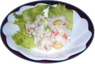 白いお皿に里芋のサラダが盛り付けられている写真