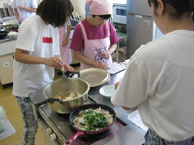 大学生と調理実習をしている写真