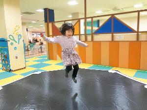 新しい遊び場で遊ぶこども