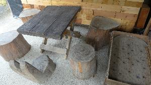 丸太のイスや手作りのピンボールが用意された休憩スペース