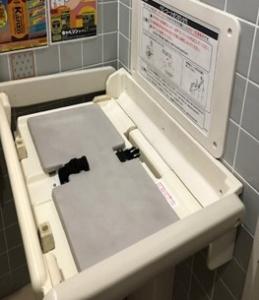 トイレに設置されたオムツ交換台の写真