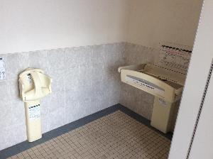 多目的トイレにあるベビーキープとオムツ交換台