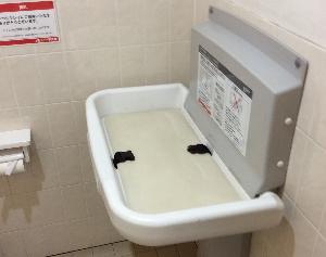 トイレに設置されたオムツ交換台