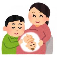 親子がお腹の赤ちゃんを撫でている画像