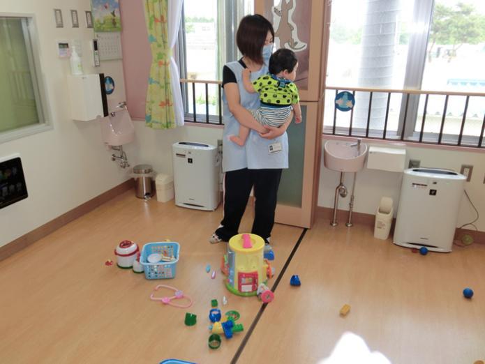 国立病院機構新潟病院病児保育室で赤ちゃんを抱っこしている女性の写真