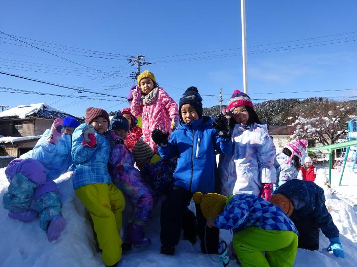 4,5歳児さんが園庭で雪遊びを楽しんでいます。