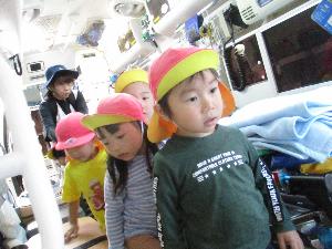 写真：救急車の中を見学させてもらい、車内をじっくりと眺めている2歳児