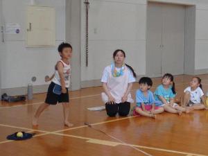 写真：高田コミュニティセンターの体育館ででボール投げをしている5歳児
