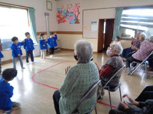写真：たこうちの里の利用者さんの前で遊戯を披露する5歳児