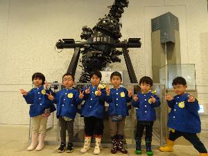 写真：プラネタリウム投影機の前で写真を撮っているきりん組の3歳児