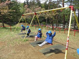 写真：4連ブランコを漕いぐぞう組の子どもたち