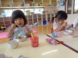 写真：おいしそうにカレーをほおばる2歳児