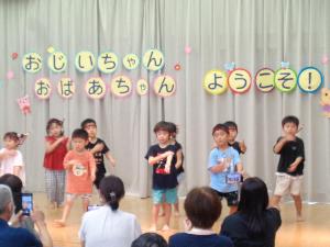 写真：おじいちゃんおばあちゃんの前で、北海盆唄を踊る年中児