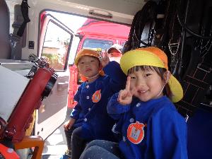 消防車の座席に座り、喜ぶ子どもたちの写真
