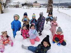 写真：きりん組の子どもたちと2体の雪だるま