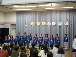 写真：4歳児と5歳児21人が2列に並び、元気よく歌っています