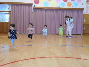 写真：スタートの合図でにこにこ笑顔でかけっこするひよこ組の子どもたち。