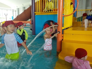 写真：アクアパークお大型遊具の周りで水遊びを楽しむきりん組の子どもたち