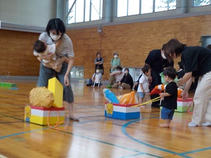 写真：親子競技で食材集めレースをしているりす組の子どもとその保護者