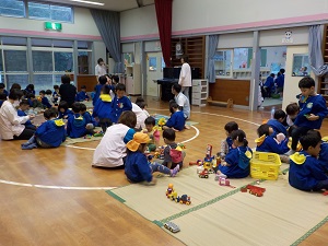 写真：大洲保育園の遊戯室でお友達と遊んだり、おもちゃで遊んだりする子どもたち